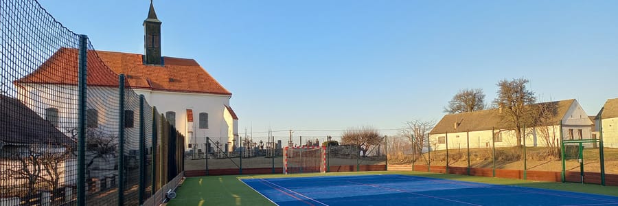 Kostel se hřbitovem a nové multifunkční hřiště v Nedvědici